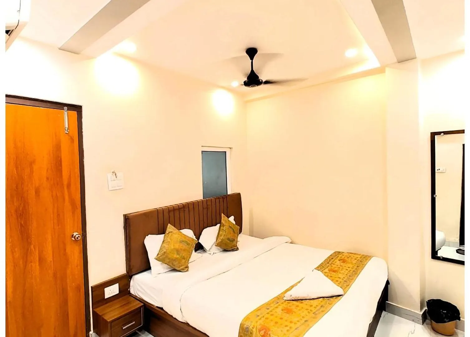 Varanasi Hotel Bnk Grand Near Godawalia Chauraha - 100 Meter From Baba Vishwanath Temple & Ganga Arti Ghat #Fully Air Conditioned Room - #Prime Location #Wi-Fi #Lift #Hygiene & Spacious Room - A Top Rated Hotel