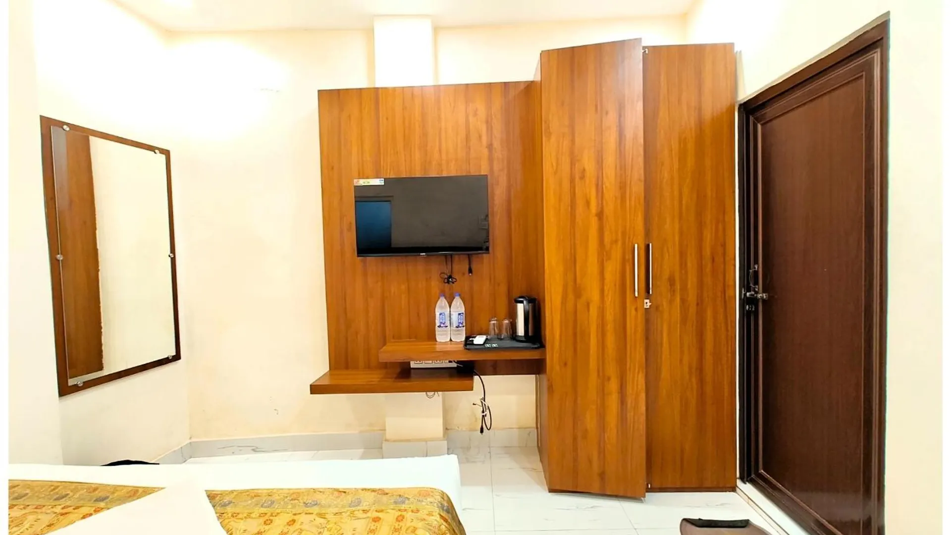 Varanasi Hotel Bnk Grand Near Godawalia Chauraha - 100 Meter From Baba Vishwanath Temple & Ganga Arti Ghat #Fully Air Conditioned Room - #Prime Location #Wi-Fi #Lift #Hygiene & Spacious Room - A Top Rated Hotel
