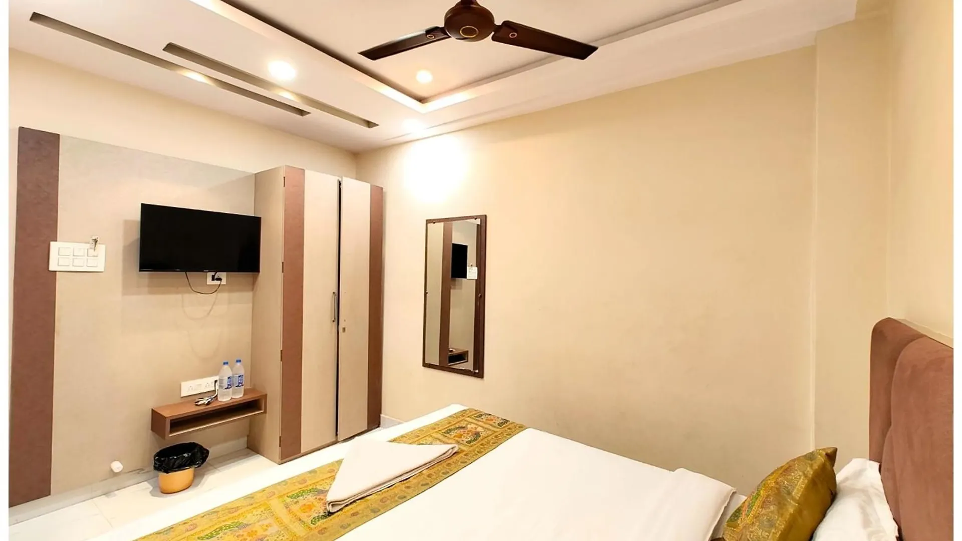 Varanasi Hotel Bnk Grand Near Godawalia Chauraha - 100 Meter From Baba Vishwanath Temple & Ganga Arti Ghat #Fully Air Conditioned Room - #Prime Location #Wi-Fi #Lift #Hygiene & Spacious Room - A Top Rated Hotel 4*,  Indie