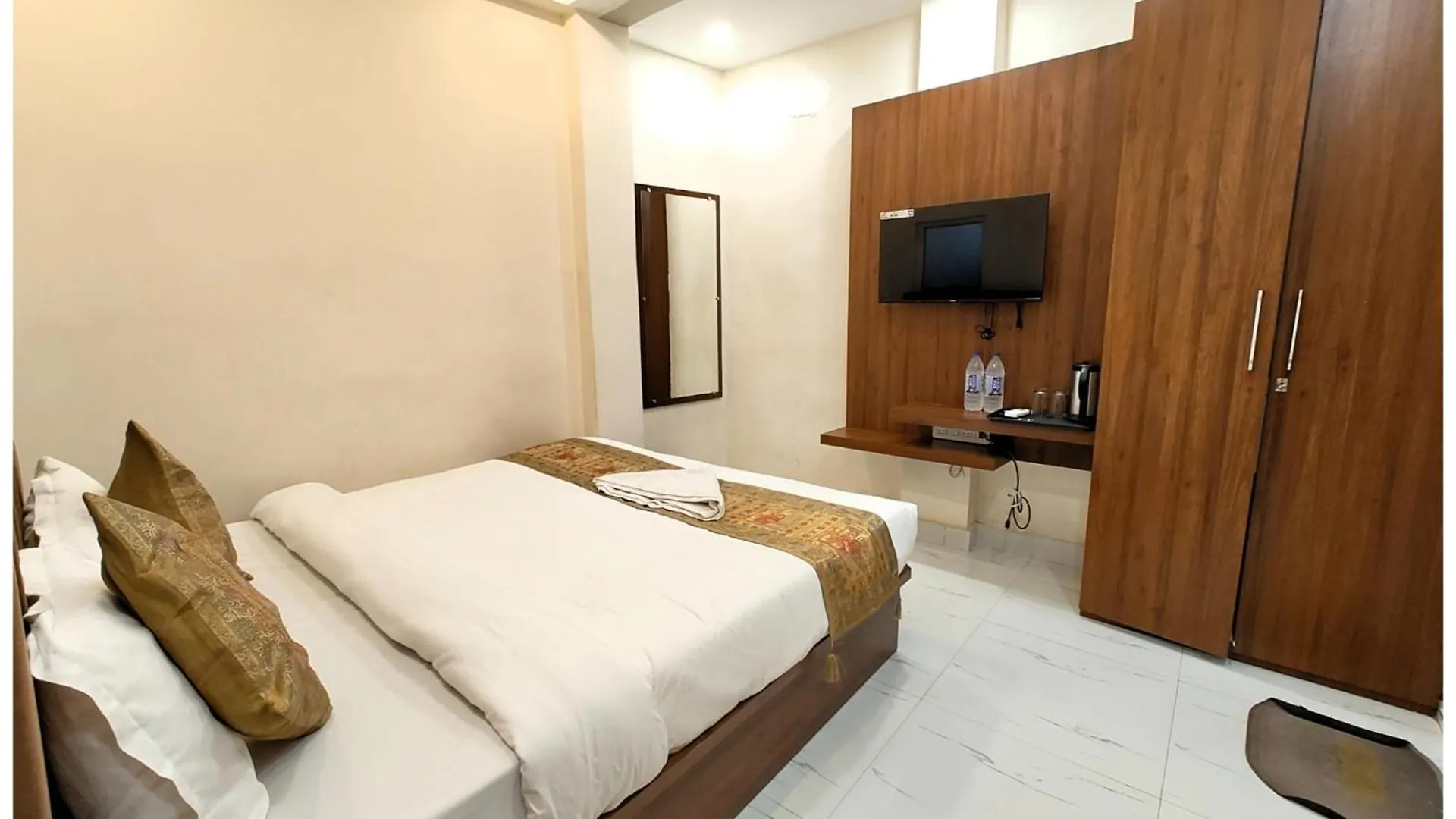 Varanasi Hotel Bnk Grand Near Godawalia Chauraha - 100 Meter From Baba Vishwanath Temple & Ganga Arti Ghat #Fully Air Conditioned Room - #Prime Location #Wi-Fi #Lift #Hygiene & Spacious Room - A Top Rated Hotel