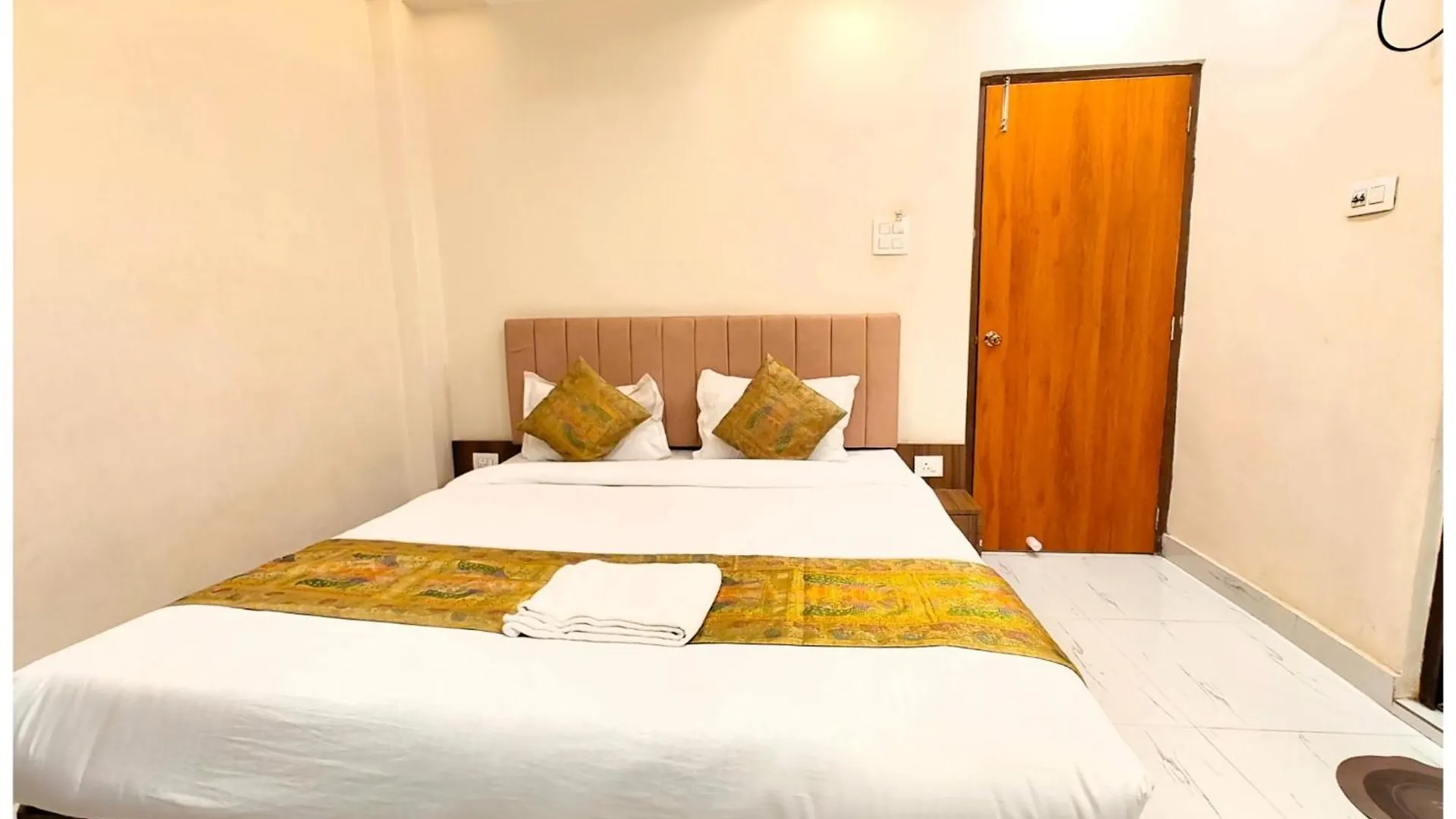 Varanasi Hotel Bnk Grand Near Godawalia Chauraha - 100 Meter From Baba Vishwanath Temple & Ganga Arti Ghat #Fully Air Conditioned Room - #Prime Location #Wi-Fi #Lift #Hygiene & Spacious Room - A Top Rated Hotel Indie