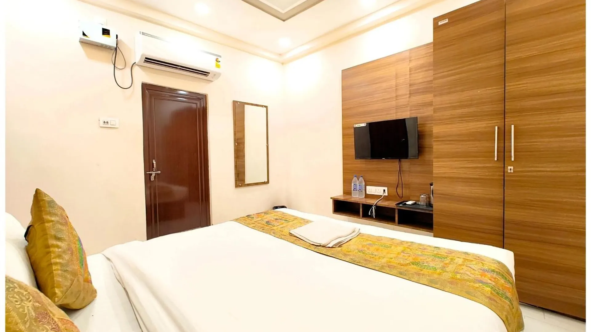 Varanasi Hotel Bnk Grand Near Godawalia Chauraha - 100 Meter From Baba Vishwanath Temple & Ganga Arti Ghat #Fully Air Conditioned Room - #Prime Location #Wi-Fi #Lift #Hygiene & Spacious Room - A Top Rated Hotel