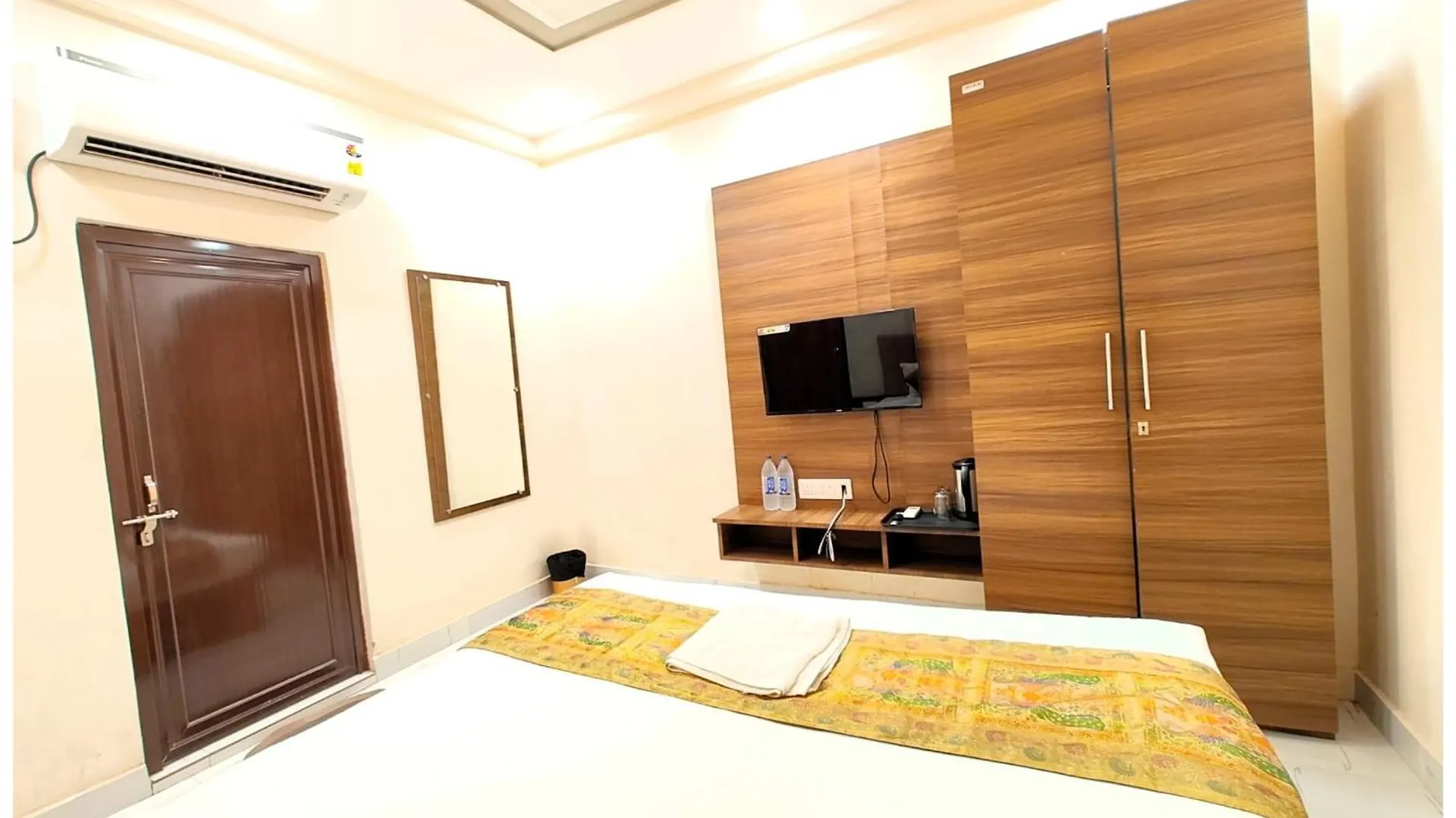 Varanasi Hotel Bnk Grand Near Godawalia Chauraha - 100 Meter From Baba Vishwanath Temple & Ganga Arti Ghat #Fully Air Conditioned Room - #Prime Location #Wi-Fi #Lift #Hygiene & Spacious Room - A Top Rated Hotel 4*,  Indie