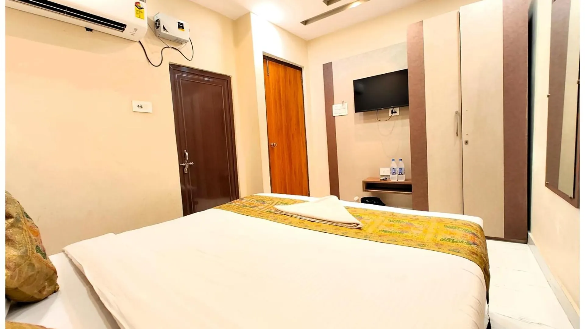 Varanasi Hotel Bnk Grand Near Godawalia Chauraha - 100 Meter From Baba Vishwanath Temple & Ganga Arti Ghat #Fully Air Conditioned Room - #Prime Location #Wi-Fi #Lift #Hygiene & Spacious Room - A Top Rated Hotel