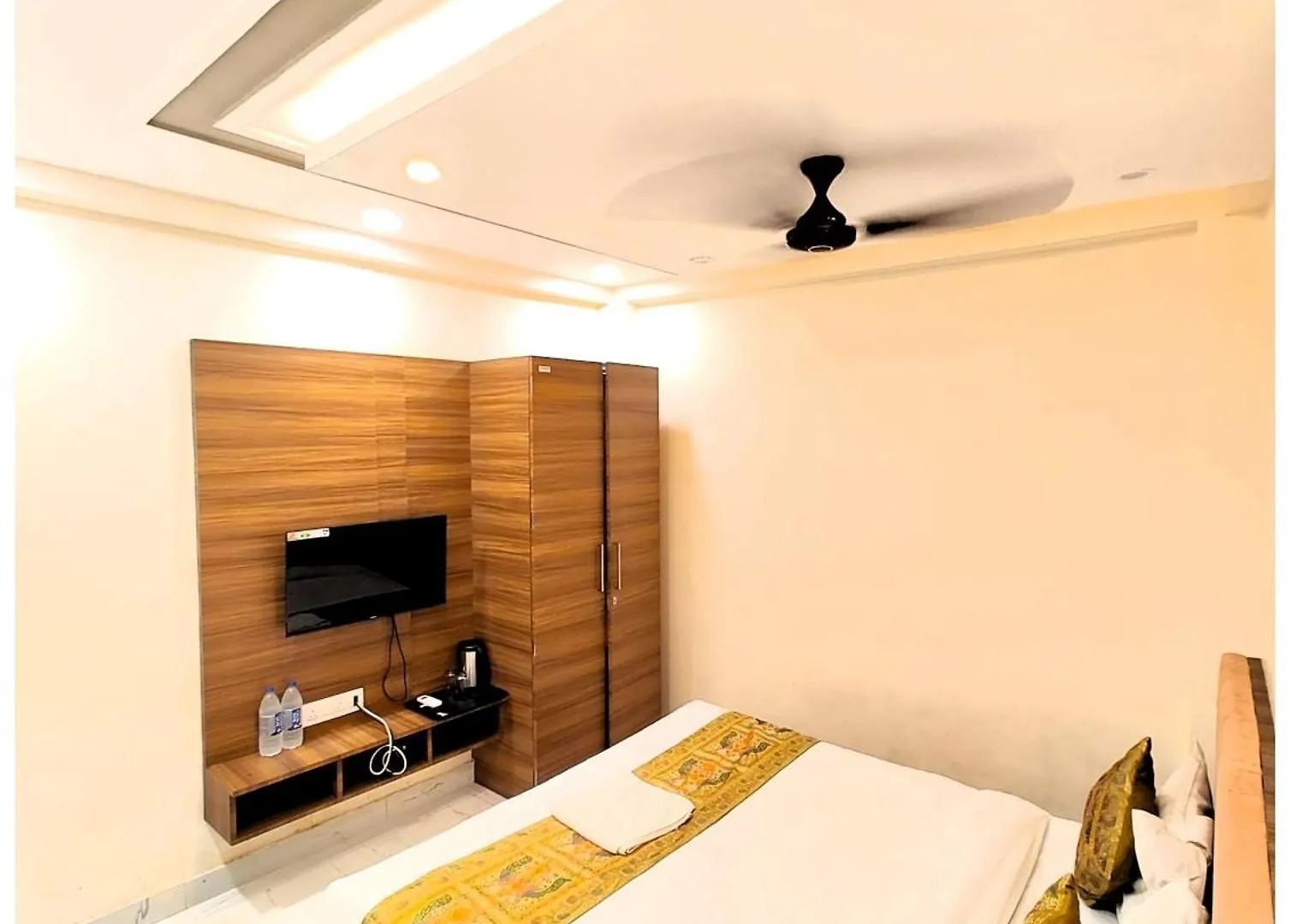 Varanasi Hotel Bnk Grand Near Godawalia Chauraha - 100 Meter From Baba Vishwanath Temple & Ganga Arti Ghat #Fully Air Conditioned Room - #Prime Location #Wi-Fi #Lift #Hygiene & Spacious Room - A Top Rated Hotel