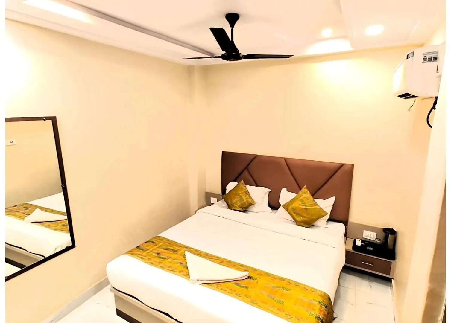 Varanasi Hotel Bnk Grand Near Godawalia Chauraha - 100 Meter From Baba Vishwanath Temple & Ganga Arti Ghat #Fully Air Conditioned Room - #Prime Location #Wi-Fi #Lift #Hygiene & Spacious Room - A Top Rated Hotel 4*,