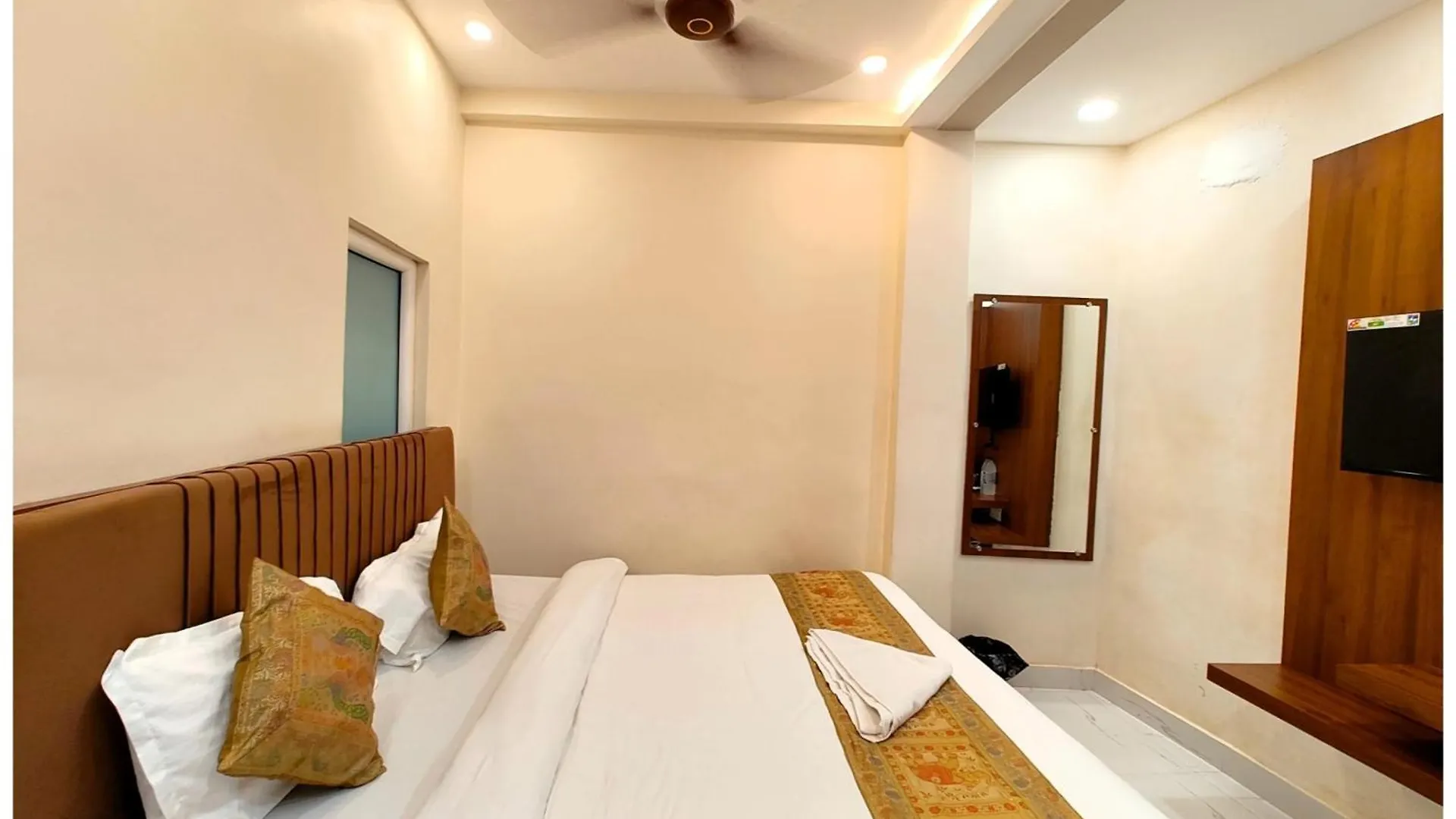 Varanasi Hotel Bnk Grand Near Godawalia Chauraha - 100 Meter From Baba Vishwanath Temple & Ganga Arti Ghat #Fully Air Conditioned Room - #Prime Location #Wi-Fi #Lift #Hygiene & Spacious Room - A Top Rated Hotel
